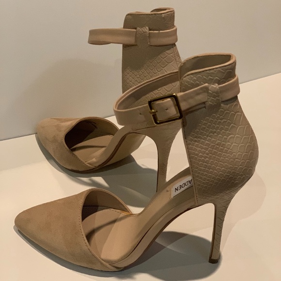 Steve Madden Suede Pump - Picture 2 of 3